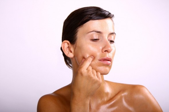 Suffer From Oily Skin? Banish ‘Shine’ Using These Tips